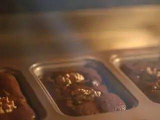 秋冬能量甜点—布朗尼,预热好的烤箱转至170℃烘烤25-30分钟,出炉脱模即可