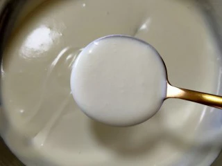 在家也可以制作奶茶,多余的奶盖可以放冰箱冷藏保存5天要包上保鲜膜。