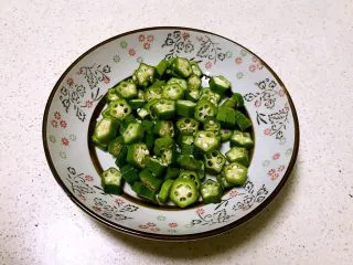 风味独特的 杂蔬炒珍珠丸子,秋葵切成小片