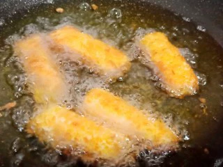 网红甜品【脆皮炸鲜奶】,锅里放多一些油，油温七成热下锅炸制金黄酥脆即可（油要选气味小的，像玉米油葵花籽油之类、这种炸鲜奶不用复炸，一次性炸到位就行）