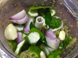 泰式青咖喱酱·东南亚风味,最后下箭叶橙皮,柠檬叶碎、蒜头、洋葱、虾酱、盐。