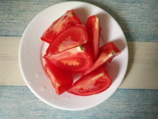 西红柿蜂蜜汁,切成块状（大小随意）