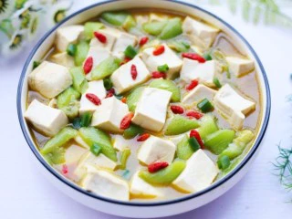 鲜掉眉毛的丝瓜豆腐汤,成品~