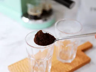 奥利奥海盐奶盖咖啡,杯中依次加入奥利奥