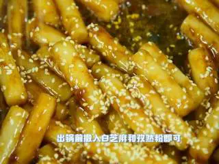 火爆的街边小吃，家里做起来又好吃又简单,出锅前撒入白芝麻和孜然粉即可。