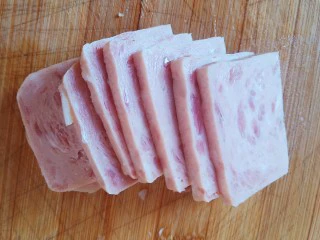 街边小吃麻辣拌,一块午餐肉切成片。