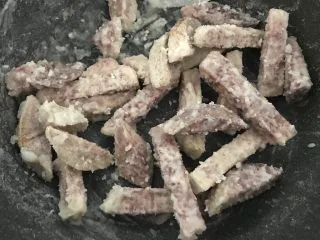 潮汕甜点简单做,反沙芋头,拿起锅对着风扇翻炒,直到起沙,冷却后就会看到白白的沙了。