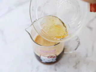 牛奶咖啡果冻,加入吉利丁片