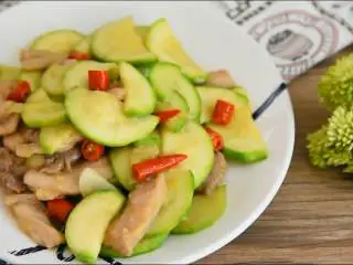 西葫芦炒肉片—从小吃到大的家常菜,简单易学哦,美味驾到,想吃就多吃点吧~