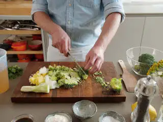 亚洲风味西兰花汤,将西兰花上的花头取下，置于一旁。从叶子从菜茎上摘除，削去后者外皮，切成易入口的小块。