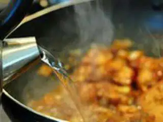 东南亚风味红烧肉,倒入适量开水，不用太多，如图 片里的位置就差不多了，盖上盖 子，小火焖50分钟左右至肉软至 你喜欢的程度（时间可能有所增 减）。