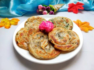 饺子皮葱油饼,装盘，非常香酥好吃！