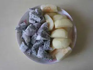 西班牙水果酒,大名鼎鼎的桑格利亚汽酒,简单几步就能做,水果改刀,切块的切块,切片的切片