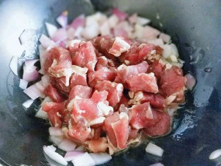 做年货+别有一番风味的牛肉浓汤,下腌制好的牛肉粒。