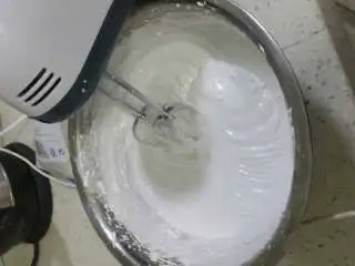 风味纸杯戚风蛋糕,搅拌中