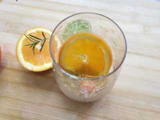 酸甜的味道，如校园般的爱情，橙子百香果饮,杯中放入百香果，切一片橙子，剩下的橙子榨汁去渣肉倒入，放入饮用水或者气泡水