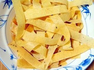 嘎巴菜――天津传统小吃,加入切好的煎饼。