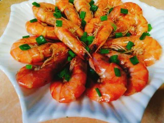 家常菜+红烧明虾,最后撒上葱花，特别诱人有木有呀，😜😜😜😜😜