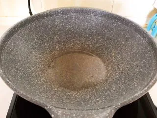 10分钟快手菜 肉粒多风味香肠炒俄式乳瓜,炒锅烧热后加入1勺玉米油