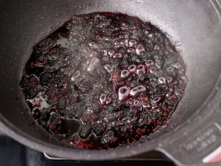 桑葚柠檬冻撞奶,小火慢慢熬制桑葚液汁萃取。