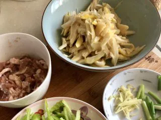 一番风味殿春蔬➕雪菜笋片炒肉丝,春笋5小颗,去壳,洗净,下锅水煮5分钟捞出,挤掉水分,切薄片备用