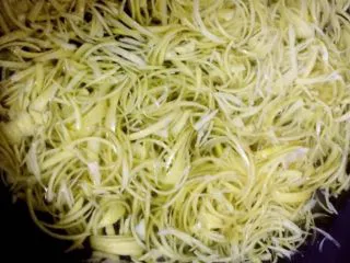 柚子茶/果酱,切成细细的丝后用盐反复揉搓去除苦涩味后再用盐水浸泡一两个小时………锅里放清水大火煮开中火煮10分钟左右