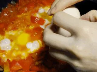 15分钟高颜值异国风料理（北非蛋）,加盖，换成小火焖到鸡蛋熟到你想要的程度