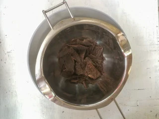 巧克力双色雪糕,黑巧克力放入巧克力融化碗中,隔65度左右温水化开