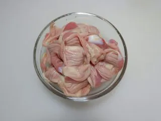 香辣凉拌鸡胗,鸡胗用流水搓洗干净。