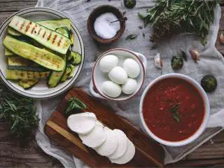 西西里风味奶酪焗西葫芦,用扒炉分批烤熟西葫芦（或者你也可以使用炭炉）。注意不要烤到全熟，稍微烤一下就行了。