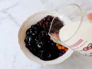 牛奶咖啡果冻,倒入牛奶，搅拌均匀即可享受美食了