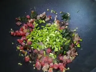 不一样的风味~~腊味杂菜炒饭,加入蒜薹丁