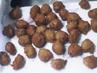 老北京小吃之“干炸小丸子”,方便的话再把炸好的丸子放到吸油纸上吸油。待油脂吸的差不多了再装盘