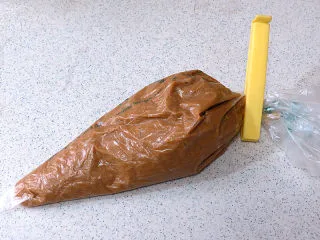 醇厚风味的咖啡百利甜费南雪,面糊装入裱花袋