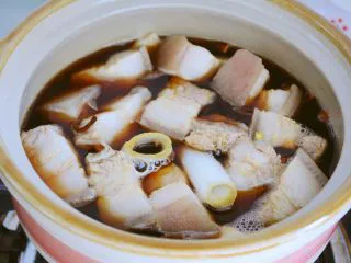 红烧肉,懒办法却更好吃~, 中火烧开, 转成最小火。 就是燃气仅有内圈有火的状态。