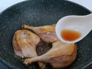 不加一滴老抽的酱香鸭腿,加入料酒去腥。
