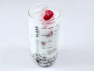 蜜豆椰奶冰果冰咖啡,椰奶倒到9分满。