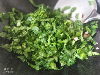 家常菜之春菜炒香干,然后放入春菜快速翻炒