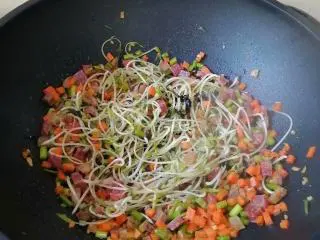 不一样的风味~~腊味杂菜炒饭,炒至全部材料断生