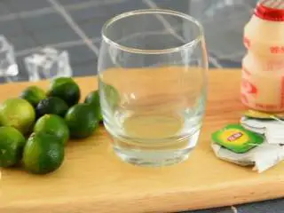 养乐多青柠绿茶—简单易学的小清新饮料，奶茶铺点单率超高,『食材』 小青柠/养乐多/绿茶包