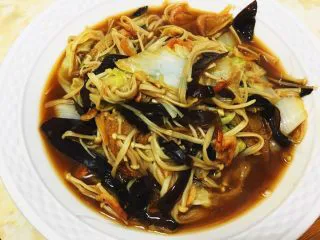 台灣傳統小吃 - 白菜滷,滴上幾滴香油後好吃的白菜滷出場囉!