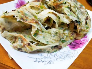 山西太原特色小吃，羊肉手抓饼,拿出轻轻抖动就都开了。