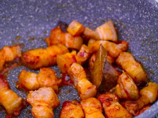五花肉烧土豆,将豆瓣酱炒出红油后翻炒均匀