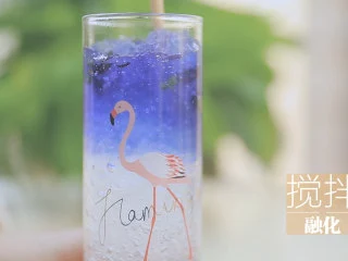 星空雪燕杯「厨娘物语」,顶部放入2g蝶豆花搅拌出蓝色。