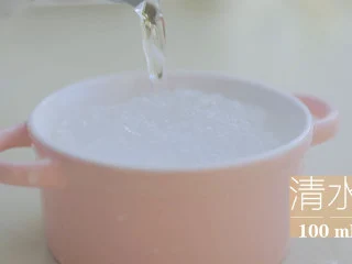 星空雪燕杯「厨娘物语」,放入碗中,倒入100ml清水。