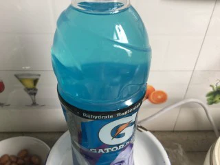 蓝色之恋 夏日饮品,沿着勺子缓慢倒入饮料