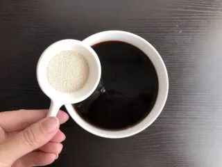 红糖开花发糕,红糖水晾至温热，加入酵母，用筷子不停搅拌至融化