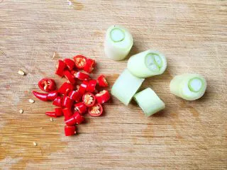 四川+双椒兔,将小红尖椒和葱切段。