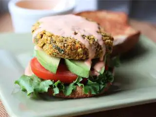 风味鹰嘴豆甜土豆汉堡,将番茄、鳄梨、汉堡馅、全麦汉堡面包 夹在一起，上面淋点酱汁，可以享用啦！