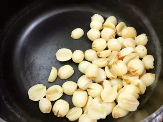 清火滋补之莲子双皮奶,煮至绵软后沥水